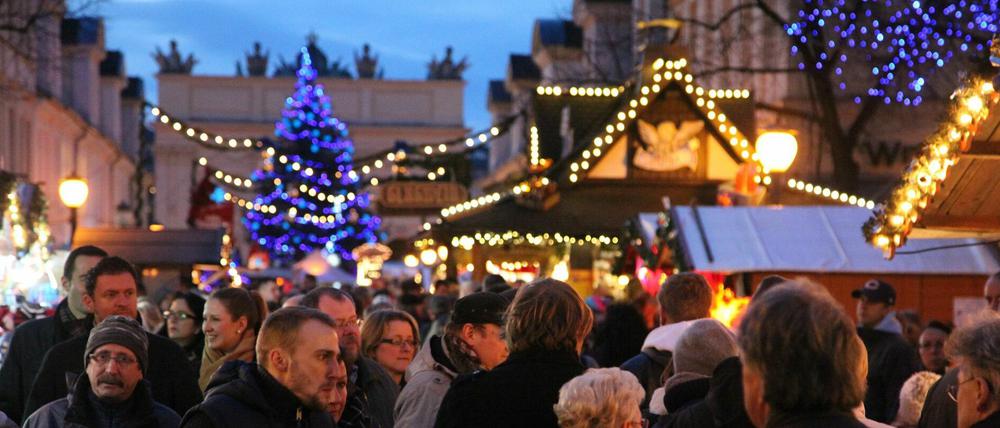 Der Weihnachtsmarkt auf der Brandenburger Straße in der Potsdamer Innenstadt.
