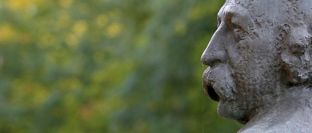 Fontane-Büste vor dem Potsdamer Fontanearchiv