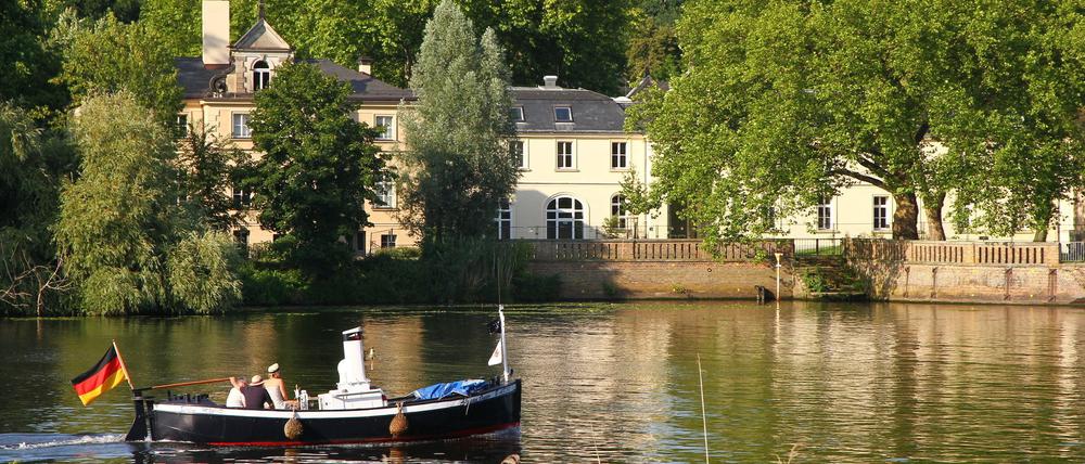 Boot vor dem Jagdschloß Glienicke vor der Parkbrücke//Lankestraße zum Griebnitzsee .