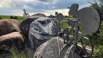 Eine steinreiche Gegend: Installation am Radwegrand.