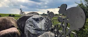 Eine steinreiche Gegend: Installation am Radwegrand.