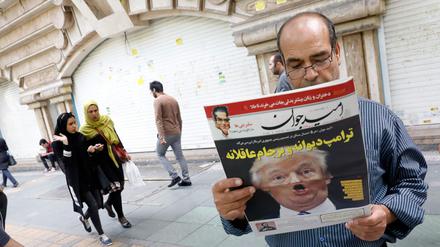 Ein Iraner liest eine Ausgabe der Zeitung „Omid Javan“. 