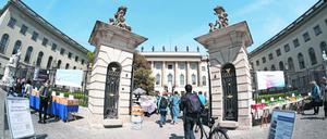 Hauptgebäude der Humboldt-Universität zu Berlin an der Strasse Uner den Linden Humboldt-Universität zu Berlin



Main building the Humboldt University to Berlin to the Road  the Linden Humboldt University to Berlin  