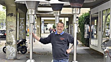 Heizquartier. Michael Schulz vor seinem Geschäft in Schöneberg. Er war vor 25 Jahren der erste, der in Berlin Heizpilze verkaufte und verlieh. 
