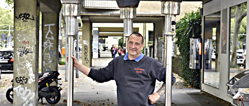 Heizquartier. Michael Schulz vor seinem Geschäft in Schöneberg. Er war vor 25 Jahren der erste, der in Berlin Heizpilze verkaufte und verlieh.
