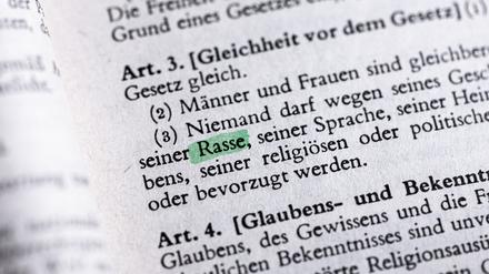 Der Begriff Rasse im Grundgesetz Aktuell wird auf politischer Ebene über den Begriff Rasse in Artikel 3 im Grundgesetz diskutiert. Die Grünen schlagen vor, den Begriff durch eine andere Formulierung wie z.B. rassistische Zuschreibung zu ersetzen. Ausgelöst wurde die Diskussion durch die Black Lives Matter -Proteste in den vergangenen Wochen. Deustchland *** The concept of race in the Basic Law The concept of race in Article 3 of the Basic Law is currently under discussion at the political level The Greens propose to replace the term with another formulation such as racist attribution The discussion was triggered by the Black Lives Matter protests in recent weeks Germany