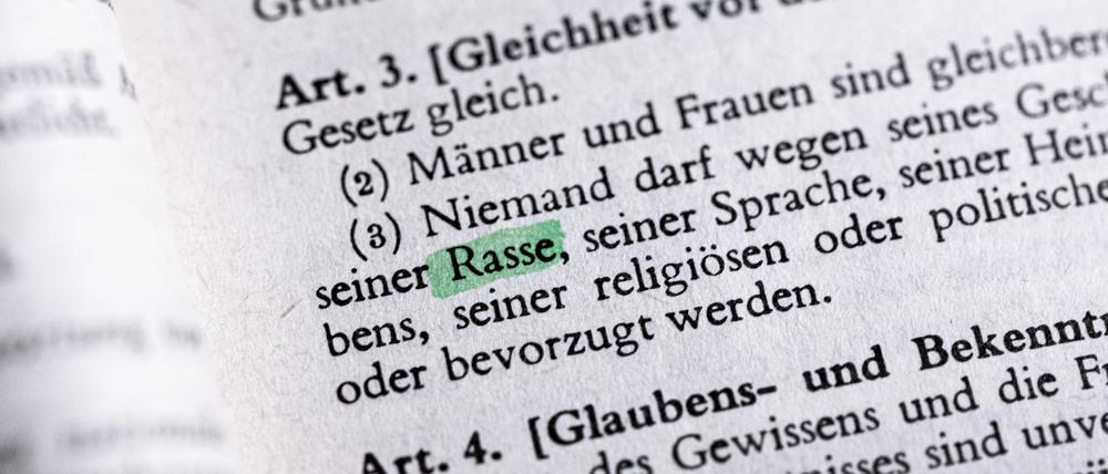 Der Begriff Rasse im Grundgesetz Aktuell wird auf politischer Ebene über den Begriff Rasse in Artikel 3 im Grundgesetz diskutiert. Die Grünen schlagen vor, den Begriff durch eine andere Formulierung wie z.B. rassistische Zuschreibung zu ersetzen. Ausgelöst wurde die Diskussion durch die Black Lives Matter -Proteste in den vergangenen Wochen. Deustchland *** The concept of race in the Basic Law The concept of race in Article 3 of the Basic Law is currently under discussion at the political level The Greens propose to replace the term with another formulation such as racist attribution The discussion was triggered by the Black Lives Matter protests in recent weeks Germany