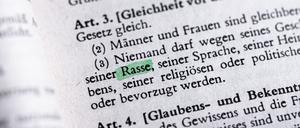 Der Begriff Rasse im Grundgesetz Aktuell wird auf politischer Ebene über den Begriff Rasse in Artikel 3 im Grundgesetz diskutiert. Die Grünen schlagen vor, den Begriff durch eine andere Formulierung wie z.B. rassistische Zuschreibung zu ersetzen. Ausgelöst wurde die Diskussion durch die Black Lives Matter -Proteste in den vergangenen Wochen. Deustchland *** The concept of race in the Basic Law The concept of race in Article 3 of the Basic Law is currently under discussion at the political level The Greens propose to replace the term with another formulation such as racist attribution The discussion was triggered by the Black Lives Matter protests in recent weeks Germany
