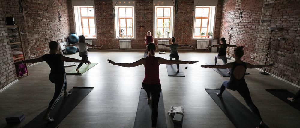 Yoga erfreut sich weltweit wachsender Beliebtheit. Aber es gibt dabei durchaus Dinge zu beachten.