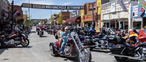 Cooler als Corona? Als wäre 2020 nichts anders als die 80 Jahre zuvor, trafen sich auch dieses Jahr Hunderttausende Biker in Sturgis und präsentierten ihre Maschinen und sich selbst auf der Main Street des Städtchens in South Dakota - ohne Masken, ohne Abstand.