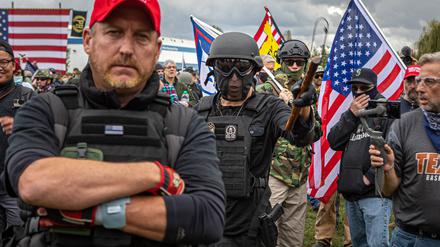 Provokation und Punk. Die „Proud Boys“ in Portland, 2020. Sie gelten als Trump-Unterstützer und rechtsextreme Organisation.