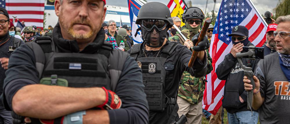 Provokation und Punk. Die „Proud Boys“ in Portland, 2020. Sie gelten als Trump-Unterstützer und rechtsextreme Organisation.