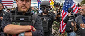 Provokation und Punk. Die „Proud Boys“ in Portland, 2020. Sie gelten als Trump-Unterstützer und rechtsextreme Organisation.