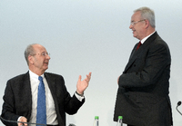 Martin Winterkorn (r), der Vorstandsvorsitzende der Porsche SE bei einer Bilanz-Pressekonferenz mit dem Finanzvorstand Hans Dieter Pötsch.