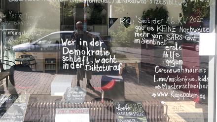 Slogans gegen die Corona-Politik der Bundesregierung in einem Schaufenster in Bielefeld.