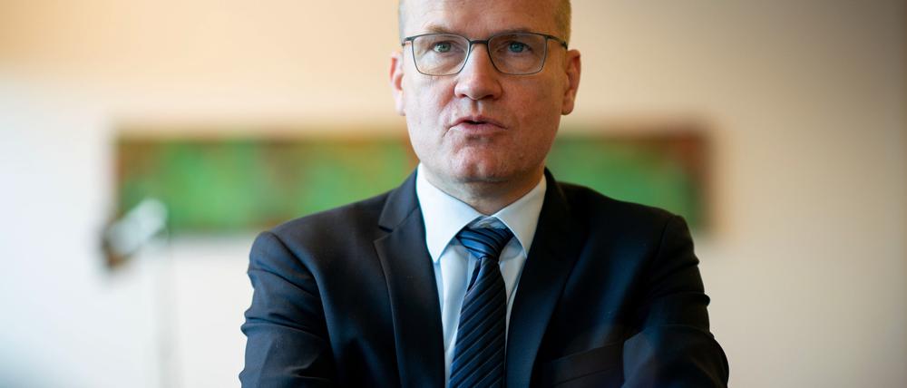 ARCHIV - 15.01.2020, Berlin: Ralph Brinkhaus (CDU), Vorsitzender der CDU/CSU-Bundestagsfraktion, spricht in seinem Büro in einem Interview mit Journalisten der Deutschen Presse-Agentur. (zu dpa «Brinkhaus: Bundestag gibt bis zu einer Milliarde für Corona-Abwehr») Foto: Kay Nietfeld/dpa +++ dpa-Bildfunk +++