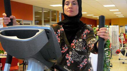 Frauen mit Kopftuch sind in deutschen Fitnessstudios nicht immer gern gesehen. 