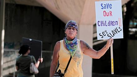 Frau auf einer QAnon-Demo in Arizona, August 2020.