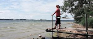 Kein Schiff wird kommen: Eine Berliner Ausflüglerin blickt auf den deutlich zurückgegangen Parsteiner See im Kreis Barnim.