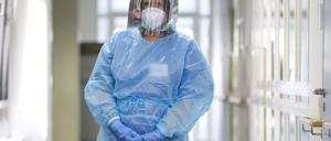 Sorgsam verpackt, wie sie ist, erscheint Psychologin Laurence Erdur den Patienten wie ein Marsmensch. 