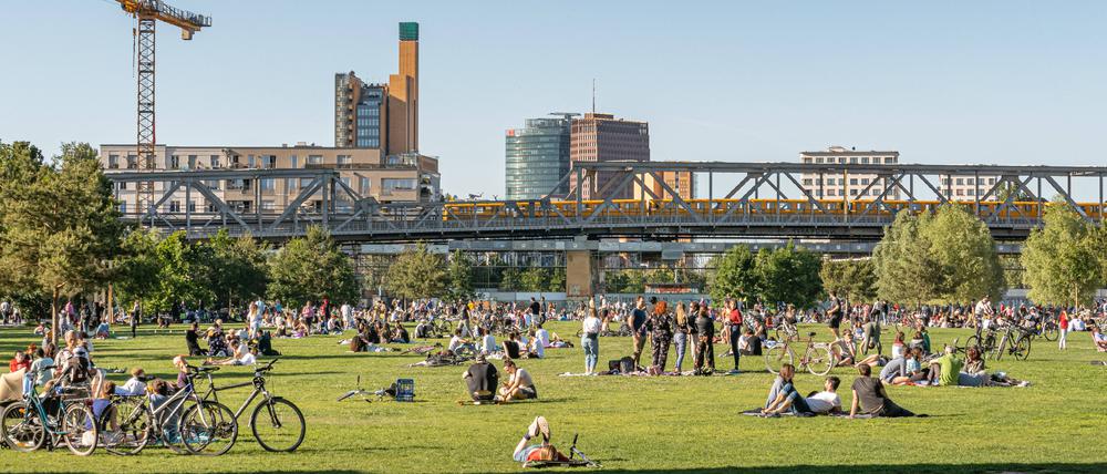 Die Hochhäuser vom Potsdamer Platz bilden jetzt schon die Kulisse vom Gleisdreieckpark - womöglich kommen bald noch Hochhäuser in direkter Nachbarschaft dazu.