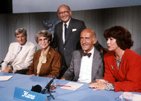 Das legendäre Rateteam von "Was bin ich?": Quizmaster Robert Lembke (stehend) mit Guido Baumann (v.l.n.r.), Annette von Arentin, Hans Sachs und Marianne Koch. Das Bild stammt aus dem Jahr 1988.