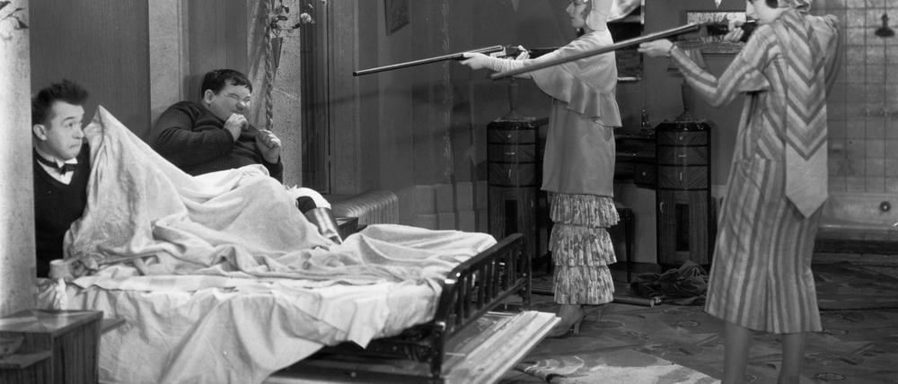 In „The Big“ (1931) verstecken sich Stan und Ollie vor ihren Ehefrauen im Schrankbett. Leider versagt die Technik.