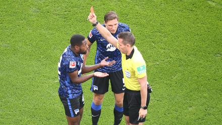 Deyovaisio Zeefuik sieht in Leipzig die Rote Karte und Hertha verliert danach das Spiel in Leipzig.