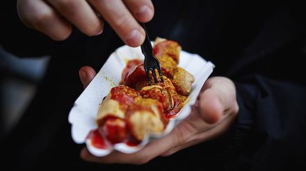 Eine Portion Currywurst.