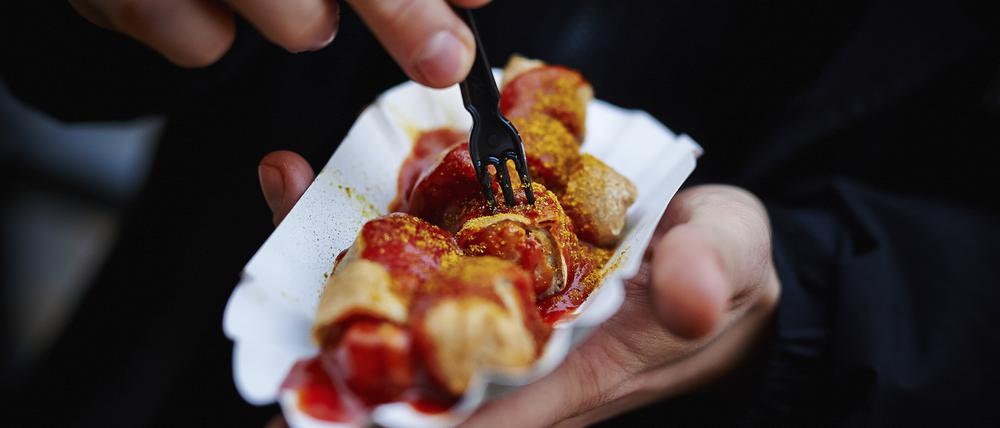 Eine Portion Currywurst.