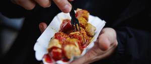 Eine Portion Currywurst.