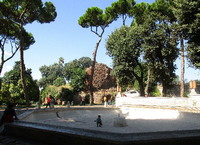 Der Oppio-Park in Rom mit der Piazza Martin Lutero, einem riesigen trockenen Brunnen.