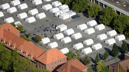 Bereits im Jahr 2015 stellte Berlin auf dem Gelände der früheren Schmidt-Knobelsdorf-Kaserne in Spandau Zelte zur Unterbringung von Flüchtlingen auf.
