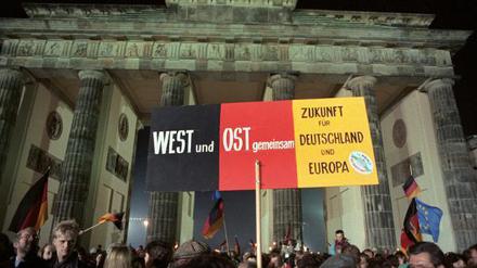 Rund eine Million Menschen feierten in der Nacht des 3. Oktober 1990 in Berlin die wiedergewonnene deutsche Einheit.