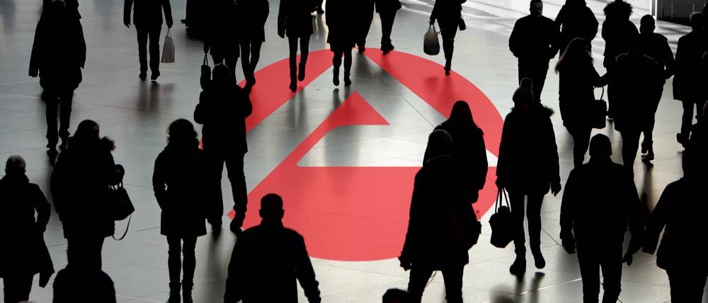 Logo der Bundesagentur für Arbeit mit Menschenmenge
