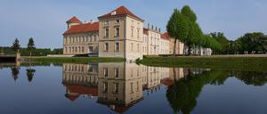 10.05.2022, Brandenburg, Rheinsberg: Die Parkseite von Schloss Rheinsberg spiegelt sich in dem vom Grienericksee gespeisten Wasser des Schlossgrabens. Das der Stiftung Preußische Schlösser und Gärten Berlin-Brandenburg gehörende Schloss kann nach umfangreichen Restaurierungen als Museum besichtigt werden. Foto: Soeren Stache/dpa/ZB - Honorarfrei nur für Bezieher des Dienstes ZB-Funkregio Ost +++ ZB-FUNKREGIO OST +++