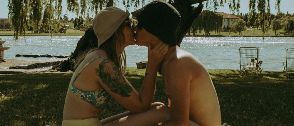 Daran erinnern sich fast alle: Der erste Kuss.