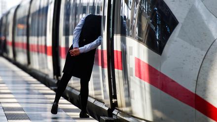 Gut 180.000 Beschäftigte betrifft der aktuelle Tarifkonflikt bei der Bahn. 