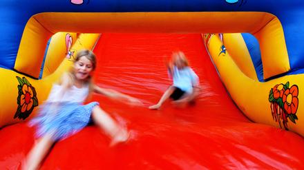 kind,rutschen,hüpfburg,kids,kinder *** child,sliding,bouncy castle,children,childs,kid,kids,bouncy castles jn9-fug ,model released, Symbolfoto
