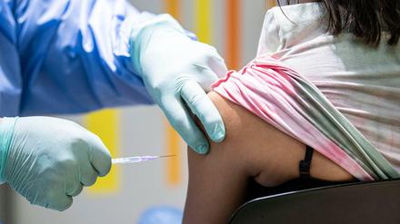 Eine Person wird gegen das Coronavirus geimpft.