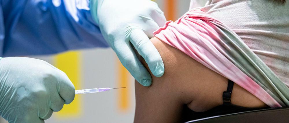 Eine Person wird gegen das Coronavirus geimpft.