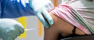 Eine Person wird gegen das Coronavirus geimpft.