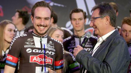 Der deutsche Radprofi John Degenkolb (l) wird von BDR-Vize-Präsident Udo Sprenger als Radfahrer des Jahres ausgezeichnet. 