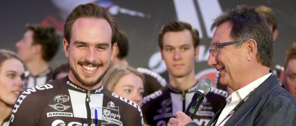 Der deutsche Radprofi John Degenkolb (l) wird von BDR-Vize-Präsident Udo Sprenger als Radfahrer des Jahres ausgezeichnet. 