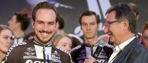 Der deutsche Radprofi John Degenkolb (l) wird von BDR-Vize-Präsident Udo Sprenger als Radfahrer des Jahres ausgezeichnet.