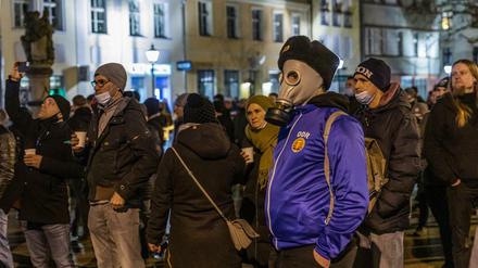  Teilnehmer einer Corona-Demonstration in Cottbus. Die Polizei löste die Kundgebung wegen Verstößen auf. 