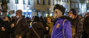  Teilnehmer einer Corona-Demonstration in Cottbus. Die Polizei löste die Kundgebung wegen Verstößen auf. 
