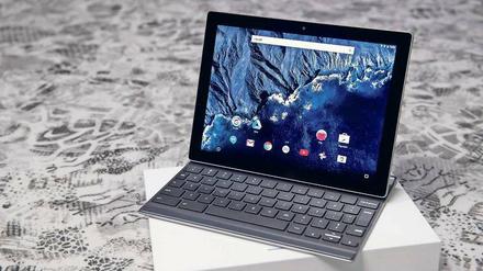 Beim Pixel C wird das Tablet magnetisch an einer Leiste der Tastatur fixiert – und zwar erstaunlich stabil.