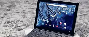 Beim Pixel C wird das Tablet magnetisch an einer Leiste der Tastatur fixiert – und zwar erstaunlich stabil.