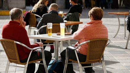 Menschen in einer Bar in Palma.